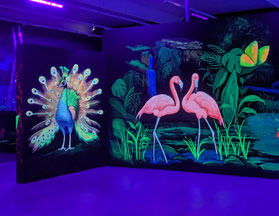 UV-Malerei, Motiv: Zwei Flamingos und ein Pfau mit Rad